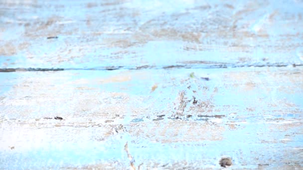 Букет Свіжих Квітів Лаванди Падає Старовинну Дерев Яну Світло Блакитну — стокове відео