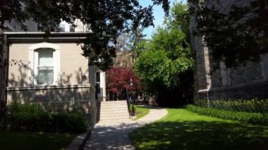 Knox Koleji 'nin iç bahçesinde yürüyüş yolu. Knox College Toronto, Ontario, Kanada 'da bulunan Toronto Üniversitesi' nin lisansüstü teoloji koleji..