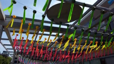 Çok renkli kurdeleler rüzgarda sallanıyor. Toronto, Ontario, Kanada Üniversitesi 'nin üniversite binasının girişinin dekorasyonu.