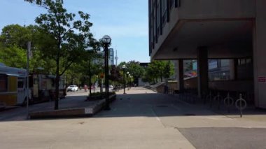 Toronto Üniversitesi 'nin, Ontario' nun, Kanada 'nın etrafında dolaş.