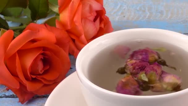 Tapa Blanca Con Brotes Rosas Secas Fragantes Flores Rosas Frescas — Vídeos de Stock