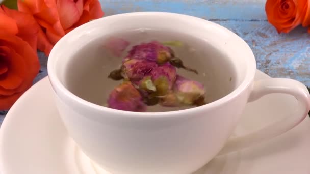 Tappo Bianco Con Boccioli Rosa Essiccati Profumati Fiori Rosa Freschi — Video Stock