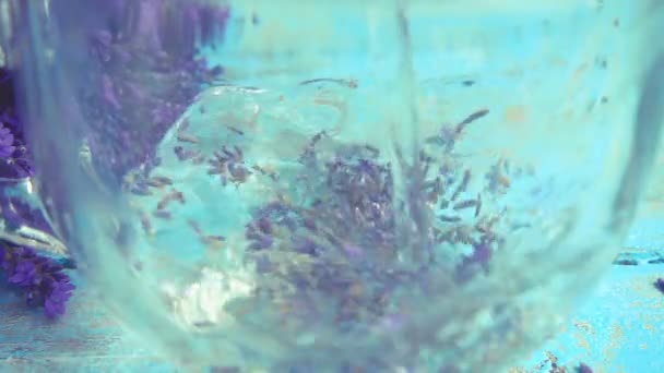 Τσάι Ζυθοποιίας Από Φρέσκα Λουλούδια Λεβάντας Ξύλινο Vintage Φόντο Ένα — Αρχείο Βίντεο
