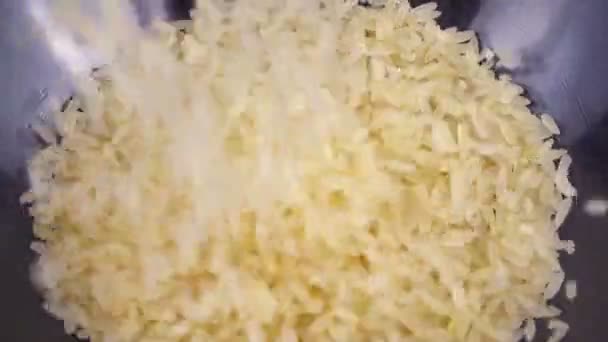 Reis Wird Eine Glasschüssel Auf Schwarzem Hintergrund Gegossen — Stockvideo
