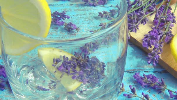 Zubereitung Von Limonade Aus Frischen Lavendelblüten Zitrone Auf Einem Hölzernen — Stockvideo