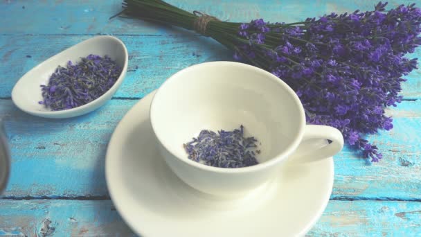 Herbata Świeżych Kwiatów Lawendy Zabytkowym Drewnianym Tle Herbata Parzona Jest — Wideo stockowe