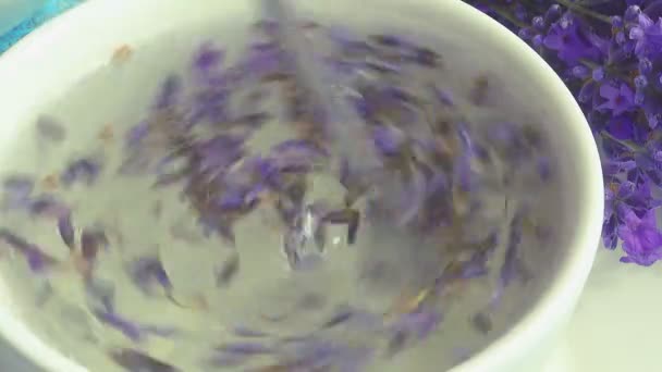 Från Färska Lavendel Blommor Vintage Trä Bakgrund Bryggs Varmt Vatten — Stockvideo