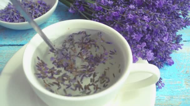 Čaj Čerstvých Levandulových Květin Starobylém Dřevěném Pozadí Čaj Vaří Horké — Stock video