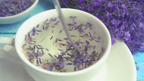 Från Färska Lavendel Blommor Vintage Trä Bakgrund Bryggs Varmt Vatten — Stockvideo