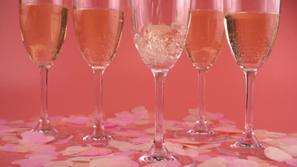 Наливаючи Ігристе Вино Окуляри Рожевий Фон Серцеподібною Конфетті Повільний Рух — стокове відео