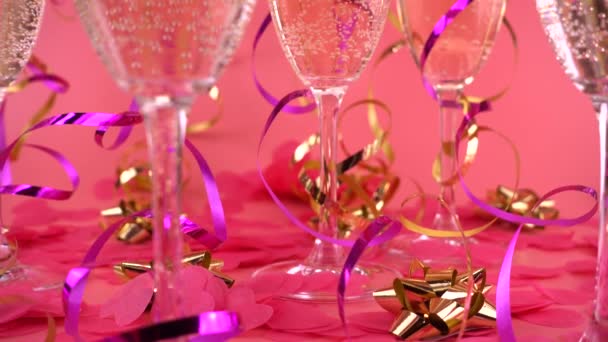 Sparkling Wine Glasses Pink Background Confetti Form Hearts Serpentine — Vídeo de stock