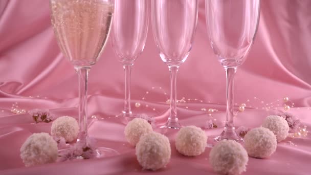 Pouring Sparkling Wine Glasses Candy Coconut Flakes Soft Pink Background — Vídeo de stock