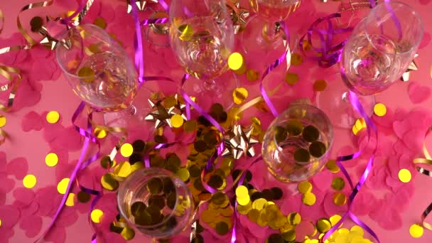 Falling Confetti Glasses Sparkling Wine Pink Background Confetti Form Hearts — Vídeo de Stock