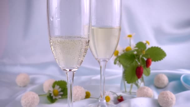 Falling Strawberries Glass Glasses Sparkling Wine Strawberries Candy Coconut Flakes — Vídeo de stock