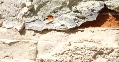 Eski bir binanın tuğla duvarı..