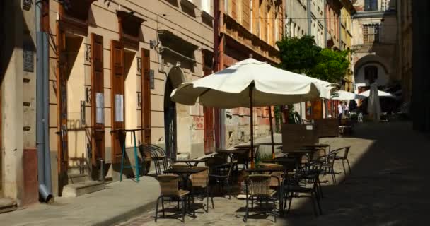 Elements Ancient Architecture European City Sun Umbrella Cafe Tables — Stockvideo