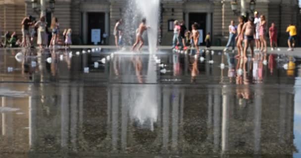 Children Cool Jets Fountain Summer City Slow Motion Out Focus — Vídeo de stock