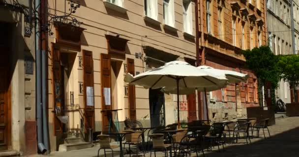 Elements Ancient Architecture European City Sun Umbrella Cafe Tables — Stockvideo