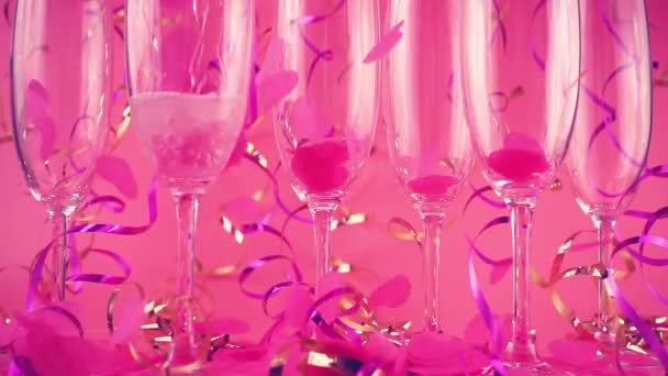 Ігристе Вино Наливається Келихи Тлі Падіння Конфетті Вигляді Сердець Рожевого — стокове відео