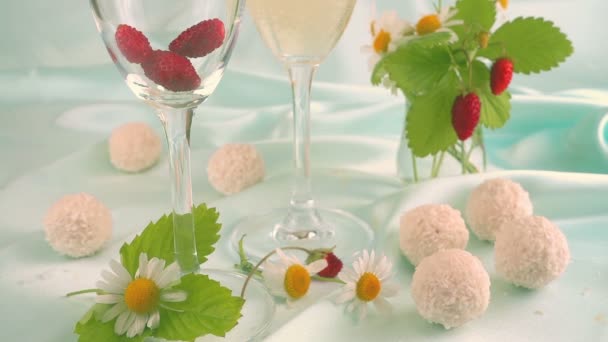 Gelas Dengan Anggur Berkilau Stroberi Dan Permen Bulat Dengan Serpihan — Stok Video