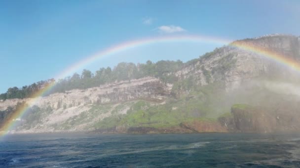 Ниагарский Водопад Радуга Над Американским Водопадом Камнями Вид Лодки Время — стоковое видео