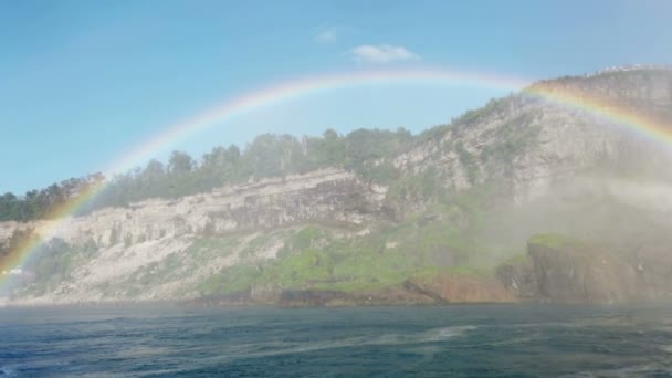 Ниагарский Водопад Радуга Над Американским Водопадом Камнями Вид Лодки Время — стоковое видео