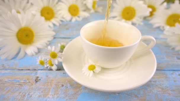 Σύνθεση Χαμομήλι Και Λευκό Φλιτζάνι Τσάι Από Βότανα Vintage Ανοιχτό — Αρχείο Βίντεο