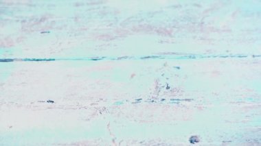 Bir buket taze lavanta çiçeği klasik ahşap açık mavi yüzeye düşer. Yavaş çekim.