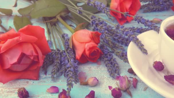 Provencal Stílus Összetétel Tea Illatos Rózsabimbókkal Friss Rózsa Virágokkal Levendulával — Stock videók