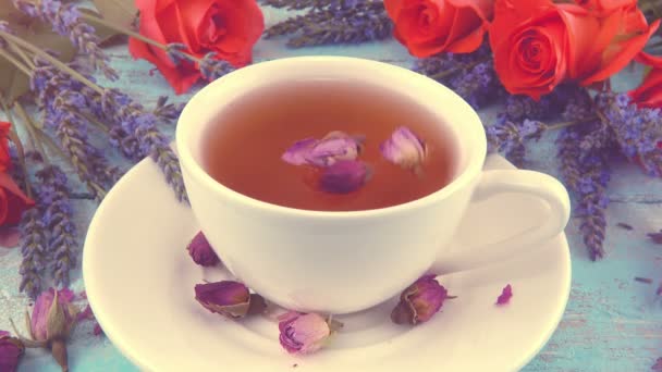 Tapa Blanca Con Brotes Rosas Secas Fragantes Flores Rosas Frescas — Vídeos de Stock