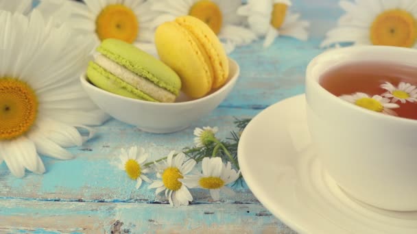 Composição Com Flores Camomila Chá Ervas Macaroons Mesa Madeira Azul — Vídeo de Stock