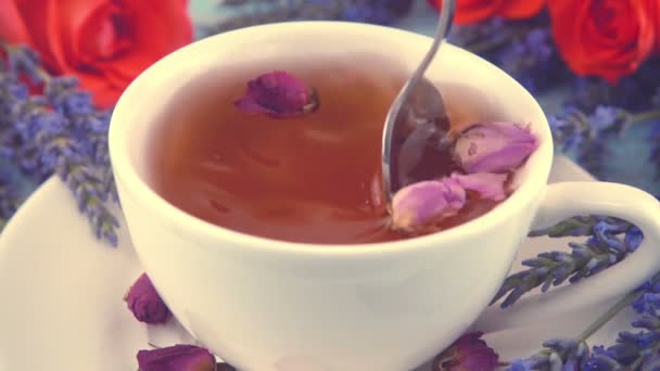 Склад Провансальського Стилю Біла Шапка Чаю Запашними Трояндовими Бутонами Свіжими — стокове відео