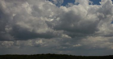 bulutlar gökyüzünde. zaman atlamalı.