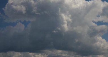 bulutlar gökyüzünde. zaman atlamalı.