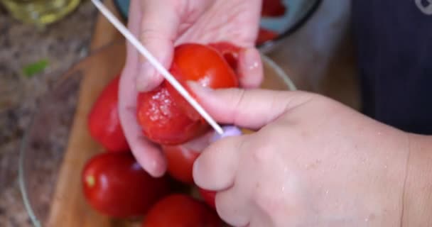 Peeling Skins Red Tomatoes — Vídeo de stock