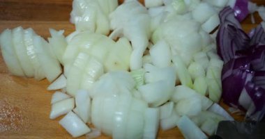 kesme tahtası üzerine doğranmış soğan.