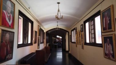 TORONTO, CANADA - 2 Eylül 2022 Sheraton Hall 'a koridor. Wycliffe Üniversitesi, Toronto Üniversitesi. Wycliffe Koleji, Toronto Üniversitesi 'nde Anglikan geleneğine dayanan bir ilahiyat mezunu..