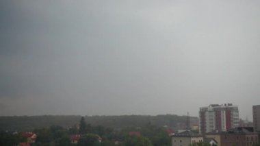 Yağmur sırasında gökyüzünde şimşek çakar.