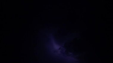 Gece gökyüzünde şimşek.