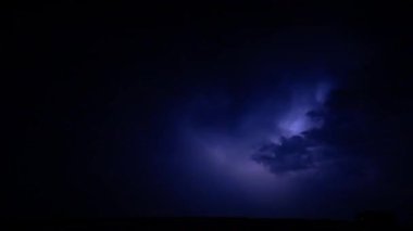 Gece gökyüzünde şimşek.
