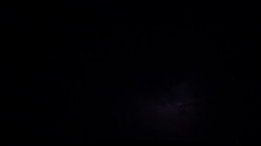 Gece gökyüzünde şimşek.