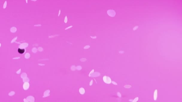 Gevallen Confetti Een Violette Achtergrond Langzame Beweging — Stockvideo