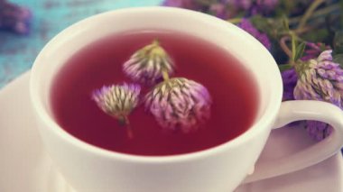 Beyaz bir fincanda kırmızı yoncadan kavak demliyorum..