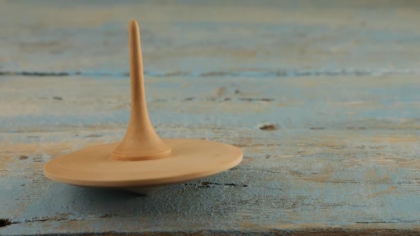 Peg Zabawki Lub Whirligig Obraca Się Zabytkowej Drewnianej Desce — Wideo stockowe