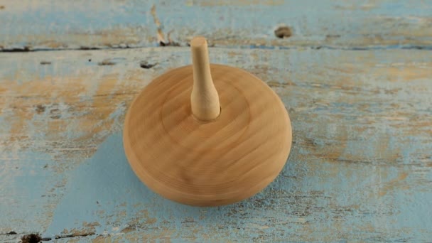 Peg Zabawki Lub Whirligig Obraca Się Zabytkowej Drewnianej Desce — Wideo stockowe