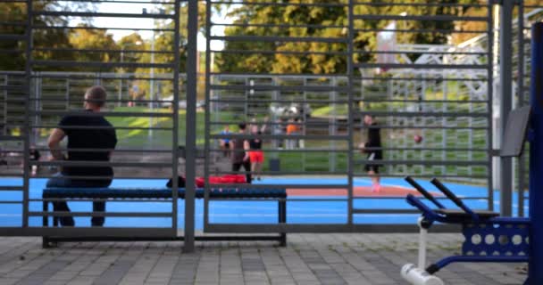 Giovani Ragazzi Giocano Basket Sul Campo Sportivo Pubblico Della Città — Video Stock
