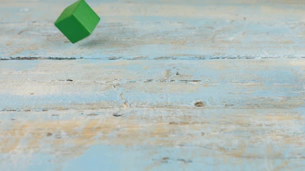 古い木製のヴィンテージボード上の赤ちゃんのおもちゃのブロックを落下 スローモーション — ストック動画