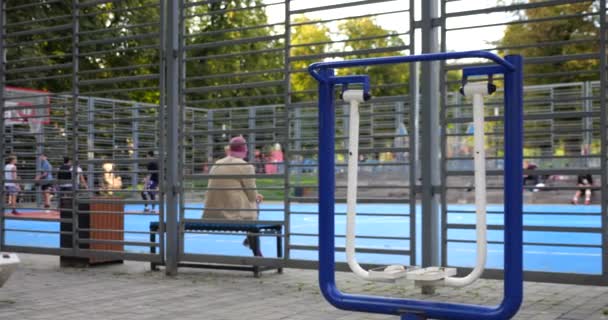 Giovani Ragazzi Giocano Basket Sul Campo Sportivo Pubblico Della Città — Video Stock