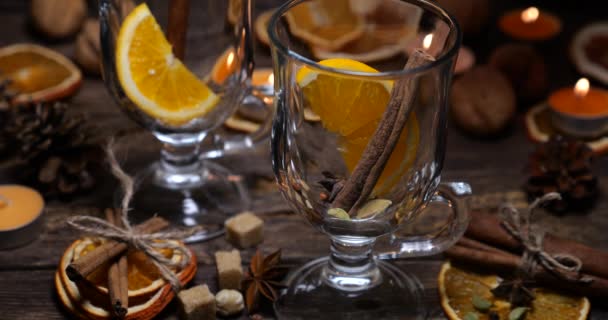 在老式木板的背景下 用饼干 巧克力 橙子片和其他糖果将含酒精的葡萄酒倒入玻璃杯中 — 图库视频影像