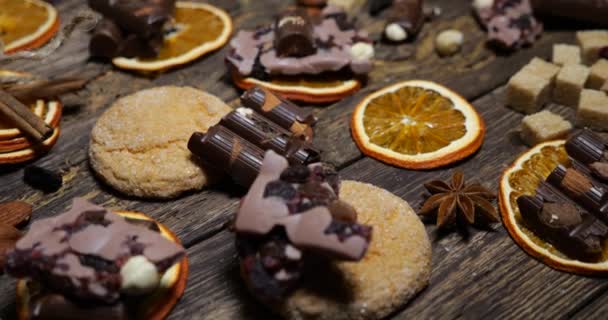 有橘子片 香精香料 巧克力 小面包 坚果和老式木板背景的土制土制天然成分 — 图库视频影像